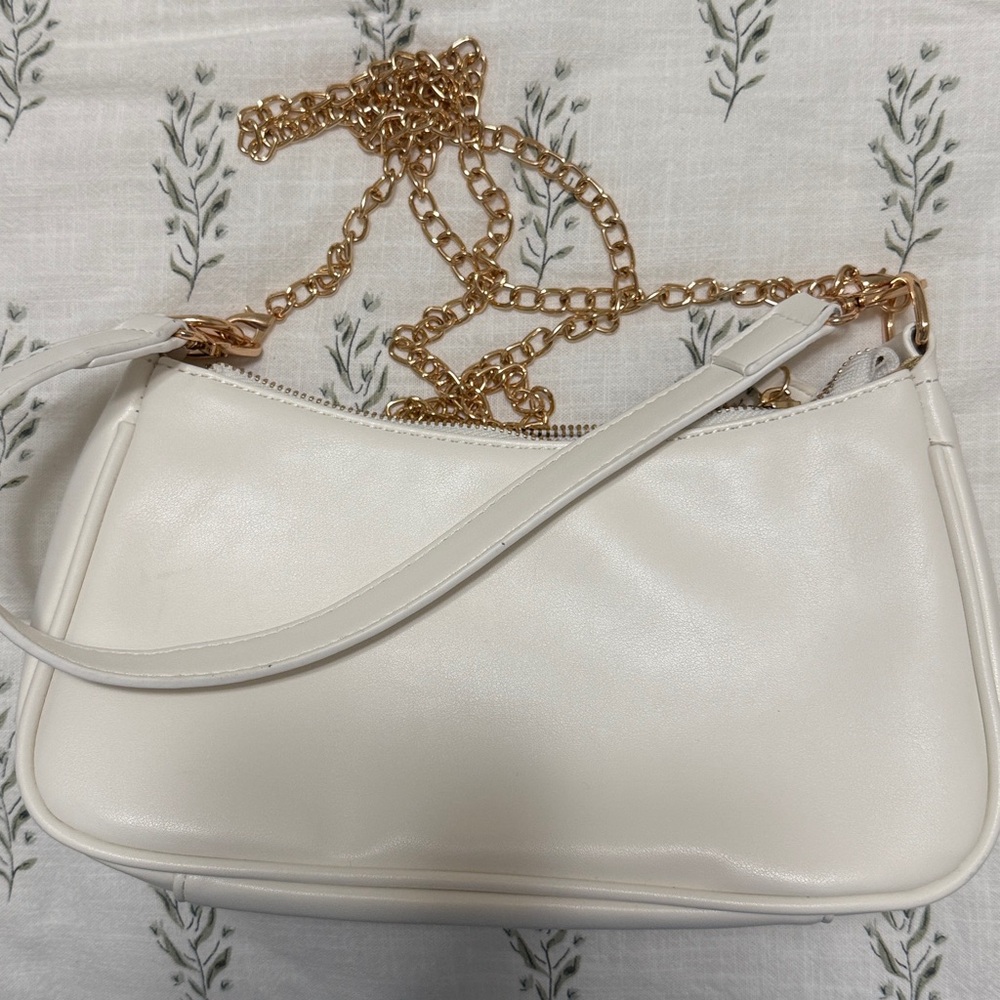 Chic White Shoulder Bag with Gold Chain